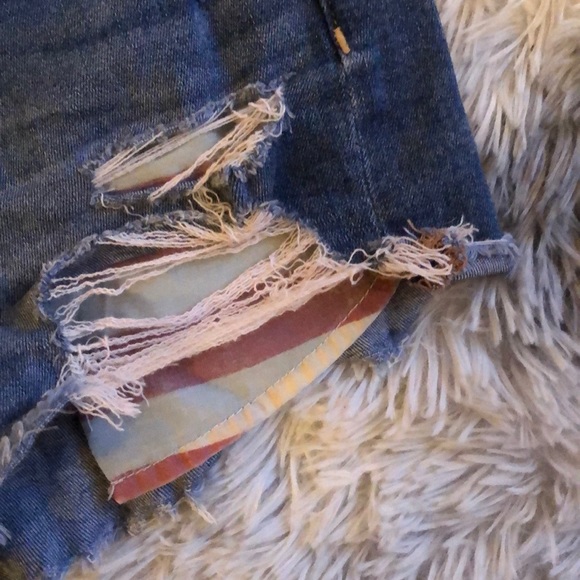 DISTRESSED AMERICAN FLAG DENIM SHORTS - Picture 4 of 4